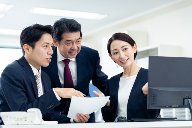 採用課題が解決し喜ぶチーム